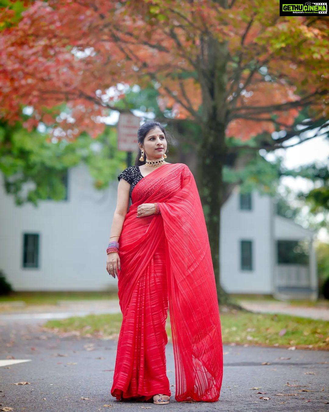 Mangli Instagram - If beauty was a garment, it would be a red saree ♥️♥️ . . . . Costume @sarz._.13 Jewellery @jewelleryatwholesale . . . . #Mangli #Telangana #FolkQueen #TelanganaSongs #janapadam #India #queen #Hyderabad #Banjara #MangliSinger #MangliSongs #Folk #insta #InstaReels #Traditional #SarangaDariya #Tollywood