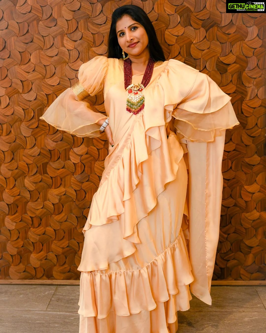Mangli Instagram - You have a more interesting life if you wear impressive clothes. Outfit : @dahlia_label Jewellery : @jewelleryatwholesale #Mangli #Telangana #AndhraPradesh #FolkQueen #TelanganaSongs #janapadam #India #Fashion #Beauty #queen #Hyderabad #Banjara #MangliSinger #MangliSongs #Folk #insta #InstaReels #Traditional #DBoss #SarangaDariya