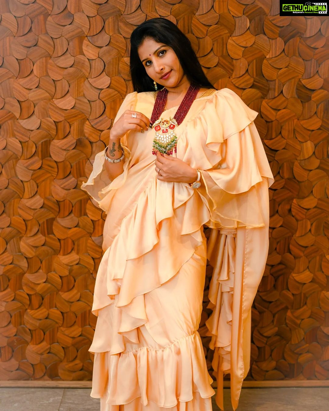 Mangli Instagram - You have a more interesting life if you wear impressive clothes. Outfit : @dahlia_label Jewellery : @jewelleryatwholesale #Mangli #Telangana #AndhraPradesh #FolkQueen #TelanganaSongs #janapadam #India #Fashion #Beauty #queen #Hyderabad #Banjara #MangliSinger #MangliSongs #Folk #insta #InstaReels #Traditional #DBoss #SarangaDariya