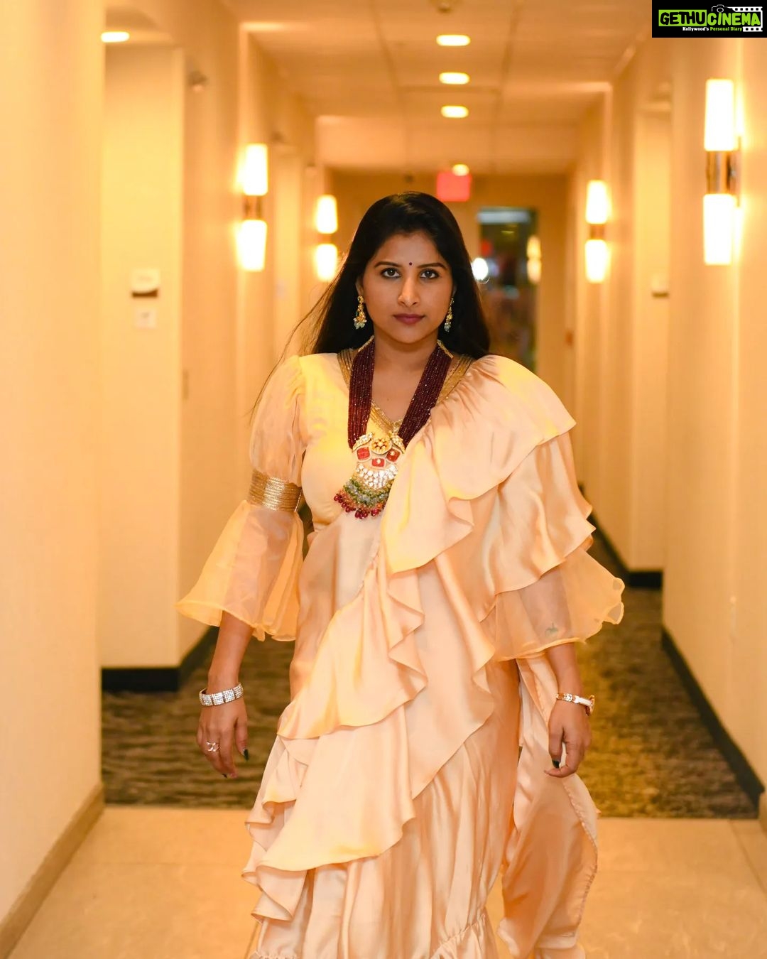 Mangli Instagram - You have a more interesting life if you wear impressive clothes. Outfit : @dahlia_label Jewellery : @jewelleryatwholesale #Mangli #Telangana #AndhraPradesh #FolkQueen #TelanganaSongs #janapadam #India #Fashion #Beauty #queen #Hyderabad #Banjara #MangliSinger #MangliSongs #Folk #insta #InstaReels #Traditional #DBoss #SarangaDariya