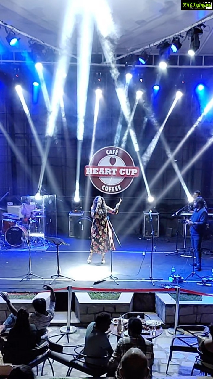 Manisha Eerabathini Instagram - Missing this right now! #Pasoori #Live 🎶 With the crew @soundist @jagsonbass @sandilya_pisapati @niteesh.mp3 @akshay.athreya @rakeshchary16 at @heartcupcoffee_gandipet Hyderabad
