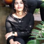 Manisha Eerabathini Instagram - Clearly, I love forcing my family and friends to feature in my musical projects whenever they are visiting from the US :p I actually sang this song at my brother and sister-in-law’s wedding reception so we thought it would be cool to do a quick acoustic cover during their first trip together to Hyderabad! It was their first time in a recording studio and shooting a cover song 😄 Vocals: 3 of us Guitar: my brother Mix: @rakesh_mickey Shot by: @_anupphotography Edited by: me