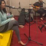 Manisha Eerabathini Instagram – Come watch us perform tonight at @xorahyd 🎤🪄❤️

@jagsonbass @sandilya_pisapati @niteesh.mp3 @soundist Jayakar @_jaisairam_ Xora – Bar and Kitchen