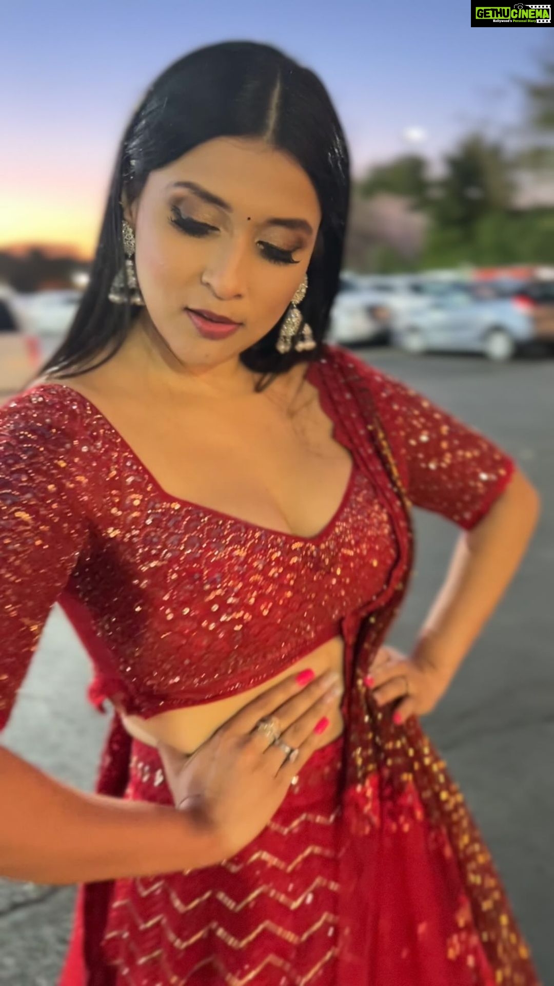 Mannara Instagram - #Chicago weekends and I finally dance down 💃 ❤️ Outfit : @jade_bymk Showstopper for @raazcouture @ghazala.khan.raaz