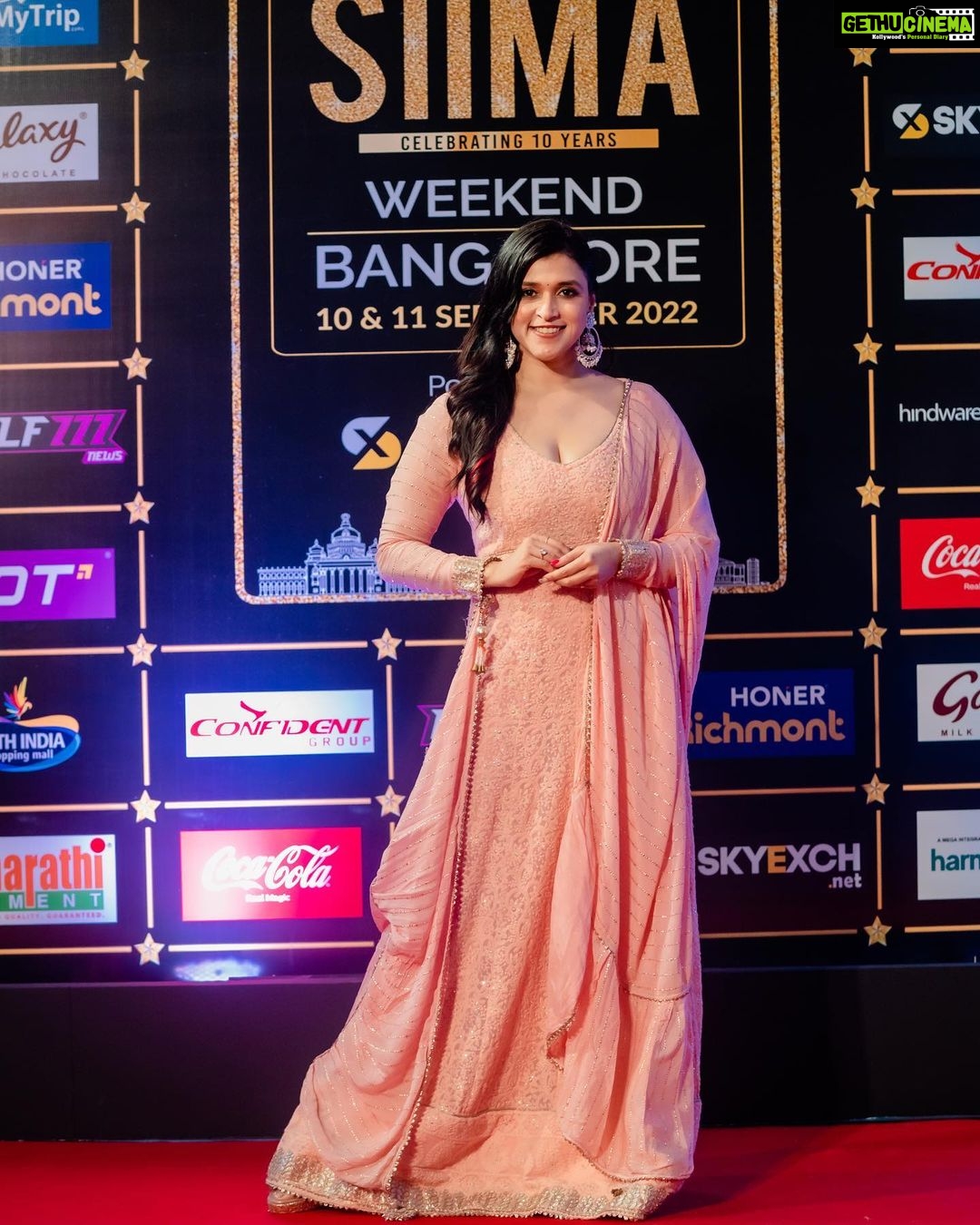 Mannara Instagram - Elegance is the only beauty that never fades #siima2022 π #bangalore Outfit customised by @mitalihandaofficial Styled by @style_by_sujatarajain Real antique jewellery @bmbjewelsofficial Photographer @shivs_snap Hair n makeup @smithahairandmakeup @nancy_hairandmakeup Team management @adi_sharma_events