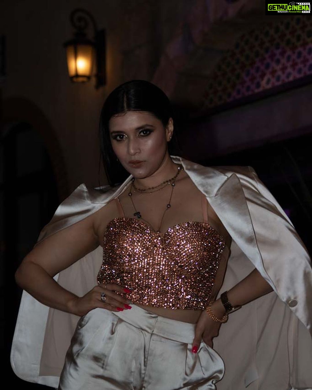 Mannara Instagram - Scary nights ,with all things nice 😈 And the last picture sets the mood right 👽 #halloween 1968🪅 👽☠️ 👻💀 Nashville, Tennessee