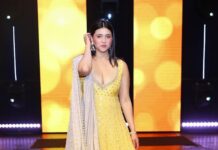 Mannara Instagram - Diwali shuru ho gai 🪔🪔🪔 😁#usa Outfit : @raazcouture @ghazala.khan.raaz Styled by @ghazala.khan.raaz Real diamond’s jewels @bmbjewelsofficial Chicago USA