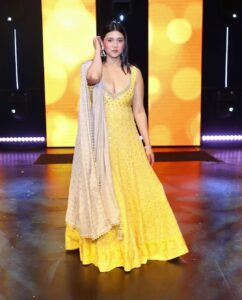 Mannara Instagram - Diwali shuru ho gai 🪔🪔🪔 😁#usa Outfit : @raazcouture @ghazala.khan.raaz Styled by @ghazala.khan.raaz Real diamond’s jewels @bmbjewelsofficial Chicago USA