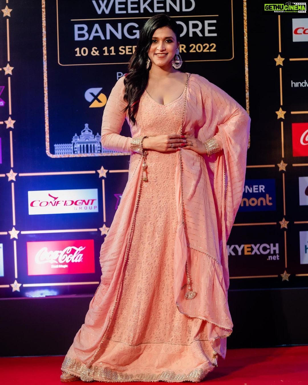 Mannara Instagram - Elegance is the only beauty that never fades #siima2022 π #bangalore Outfit customised by @mitalihandaofficial Styled by @style_by_sujatarajain Real antique jewellery @bmbjewelsofficial Photographer @shivs_snap Hair n makeup @smithahairandmakeup @nancy_hairandmakeup Team management @adi_sharma_events