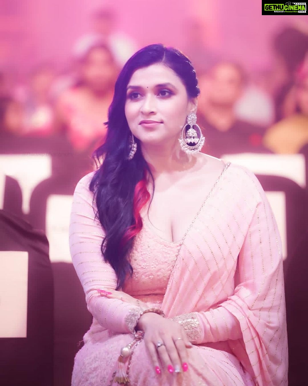 Mannara Instagram - Elegance is the only beauty that never fades #siima2022 π #bangalore Outfit customised by @mitalihandaofficial Styled by @style_by_sujatarajain Real antique jewellery @bmbjewelsofficial Photographer @shivs_snap Hair n makeup @smithahairandmakeup @nancy_hairandmakeup Team management @adi_sharma_events