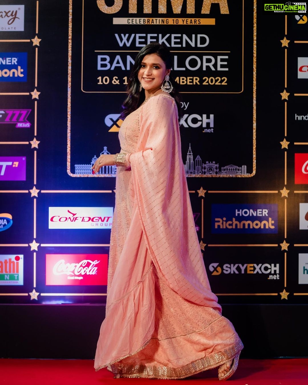 Mannara Instagram - Elegance is the only beauty that never fades #siima2022 π #bangalore Outfit customised by @mitalihandaofficial Styled by @style_by_sujatarajain Real antique jewellery @bmbjewelsofficial Photographer @shivs_snap Hair n makeup @smithahairandmakeup @nancy_hairandmakeup Team management @adi_sharma_events