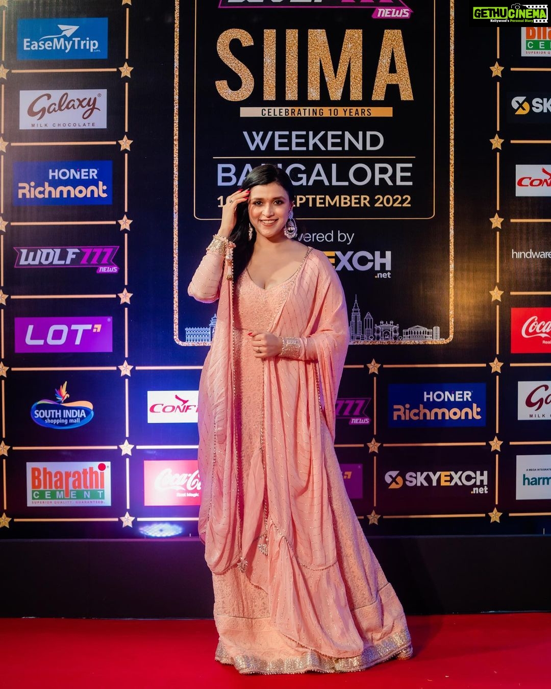 Mannara Instagram - Elegance is the only beauty that never fades #siima2022 💕 #bangalore Outfit customised by @mitalihandaofficial Styled by @style_by_sujatarajain Real antique jewellery @bmbjewelsofficial Photographer @shivs_snap Hair n makeup @smithahairandmakeup @nancy_hairandmakeup Team management @adi_sharma_events