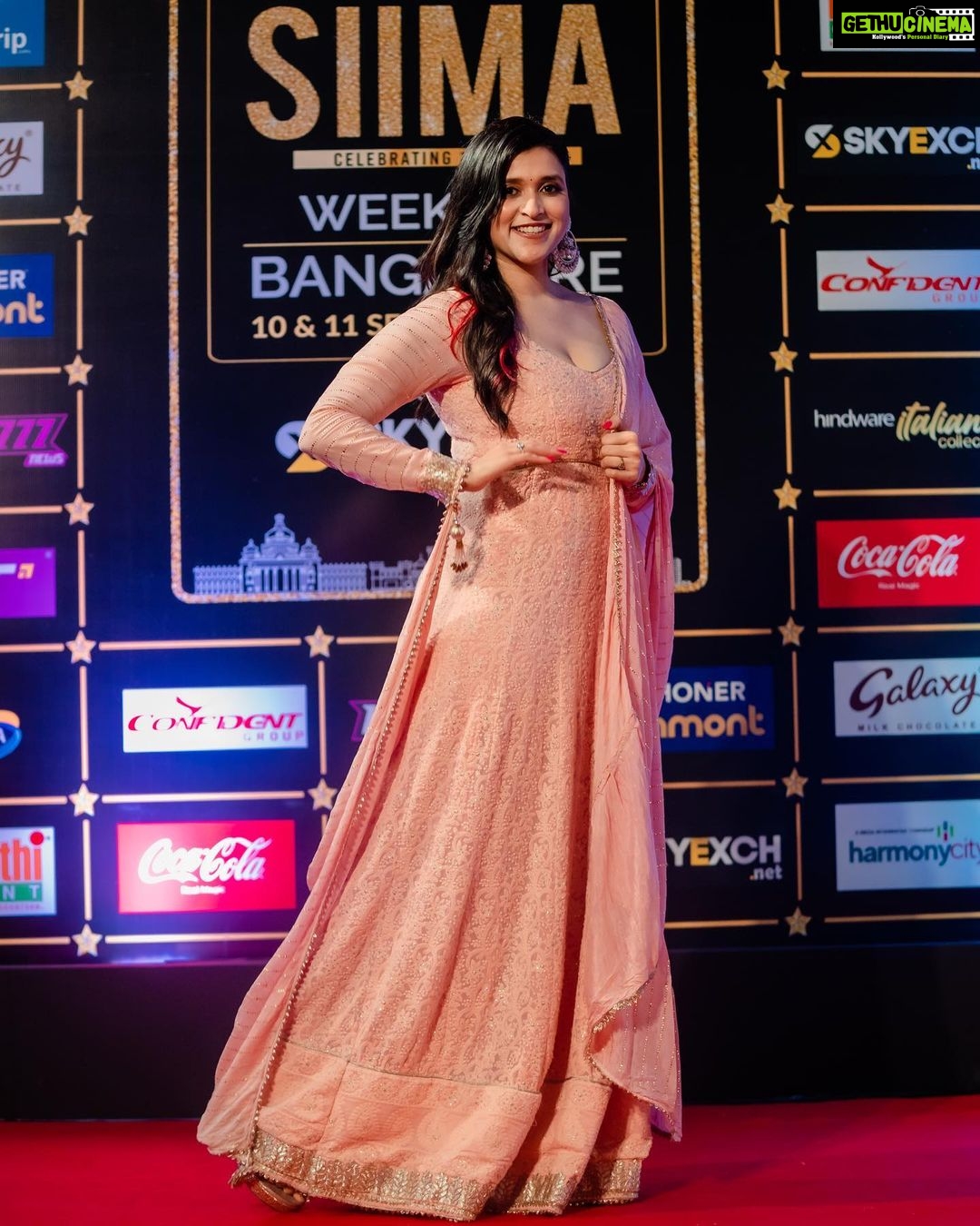 Mannara Instagram - Elegance is the only beauty that never fades #siima2022 π #bangalore Outfit customised by @mitalihandaofficial Styled by @style_by_sujatarajain Real antique jewellery @bmbjewelsofficial Photographer @shivs_snap Hair n makeup @smithahairandmakeup @nancy_hairandmakeup Team management @adi_sharma_events