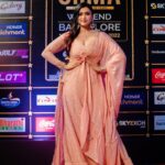 Mannara Instagram - Elegance is the only beauty that never fades #siima2022 💕 #bangalore Outfit customised by @mitalihandaofficial Styled by @style_by_sujatarajain Real antique jewellery @bmbjewelsofficial Photographer @shivs_snap Hair n makeup @smithahairandmakeup @nancy_hairandmakeup Team management @adi_sharma_events