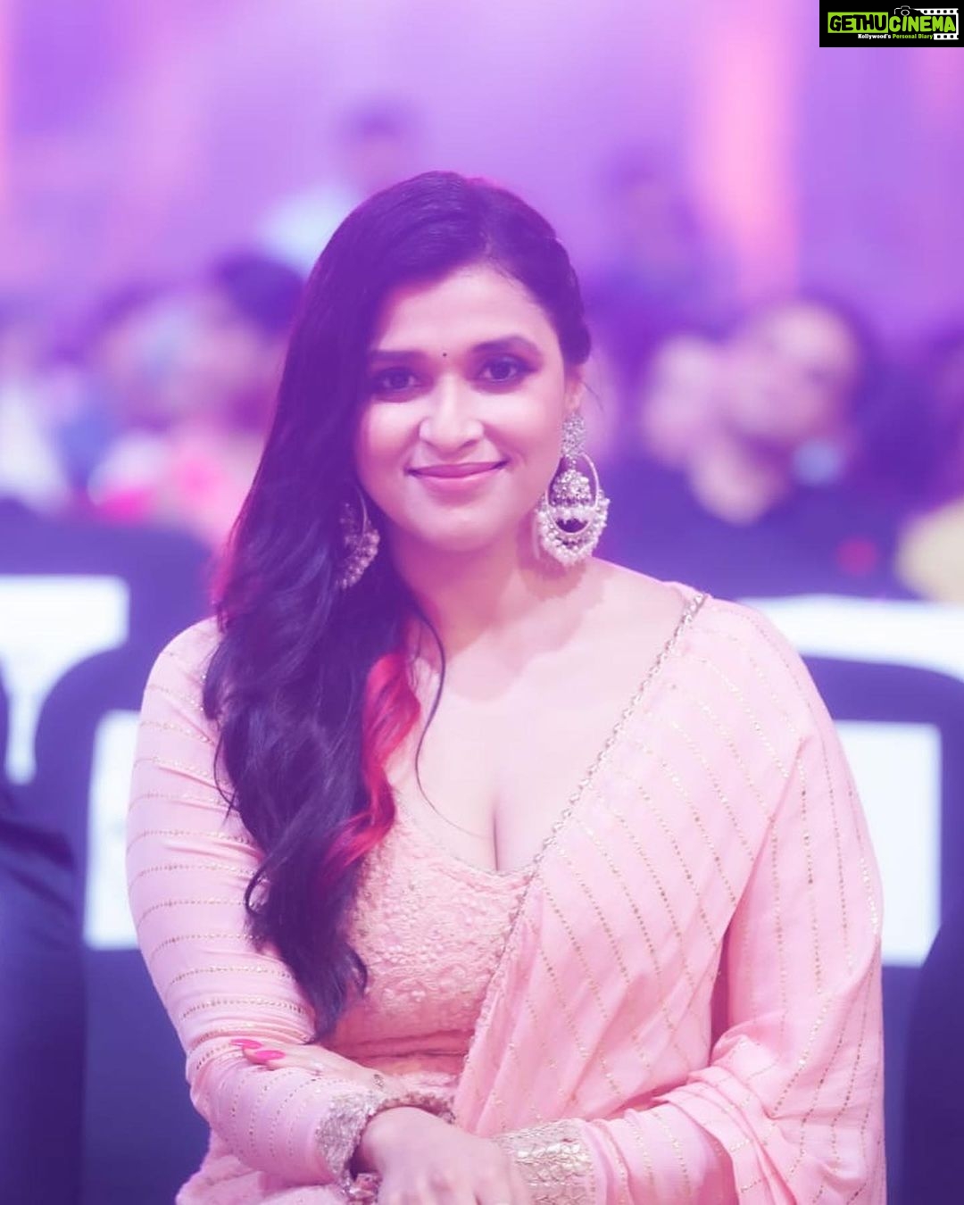 Mannara Instagram - Elegance is the only beauty that never fades #siima2022 π #bangalore Outfit customised by @mitalihandaofficial Styled by @style_by_sujatarajain Real antique jewellery @bmbjewelsofficial Photographer @shivs_snap Hair n makeup @smithahairandmakeup @nancy_hairandmakeup Team management @adi_sharma_events