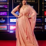 Mannara Instagram - Elegance is the only beauty that never fades #siima2022 💕 #bangalore Outfit customised by @mitalihandaofficial Styled by @style_by_sujatarajain Real antique jewellery @bmbjewelsofficial Photographer @shivs_snap Hair n makeup @smithahairandmakeup @nancy_hairandmakeup Team management @adi_sharma_events