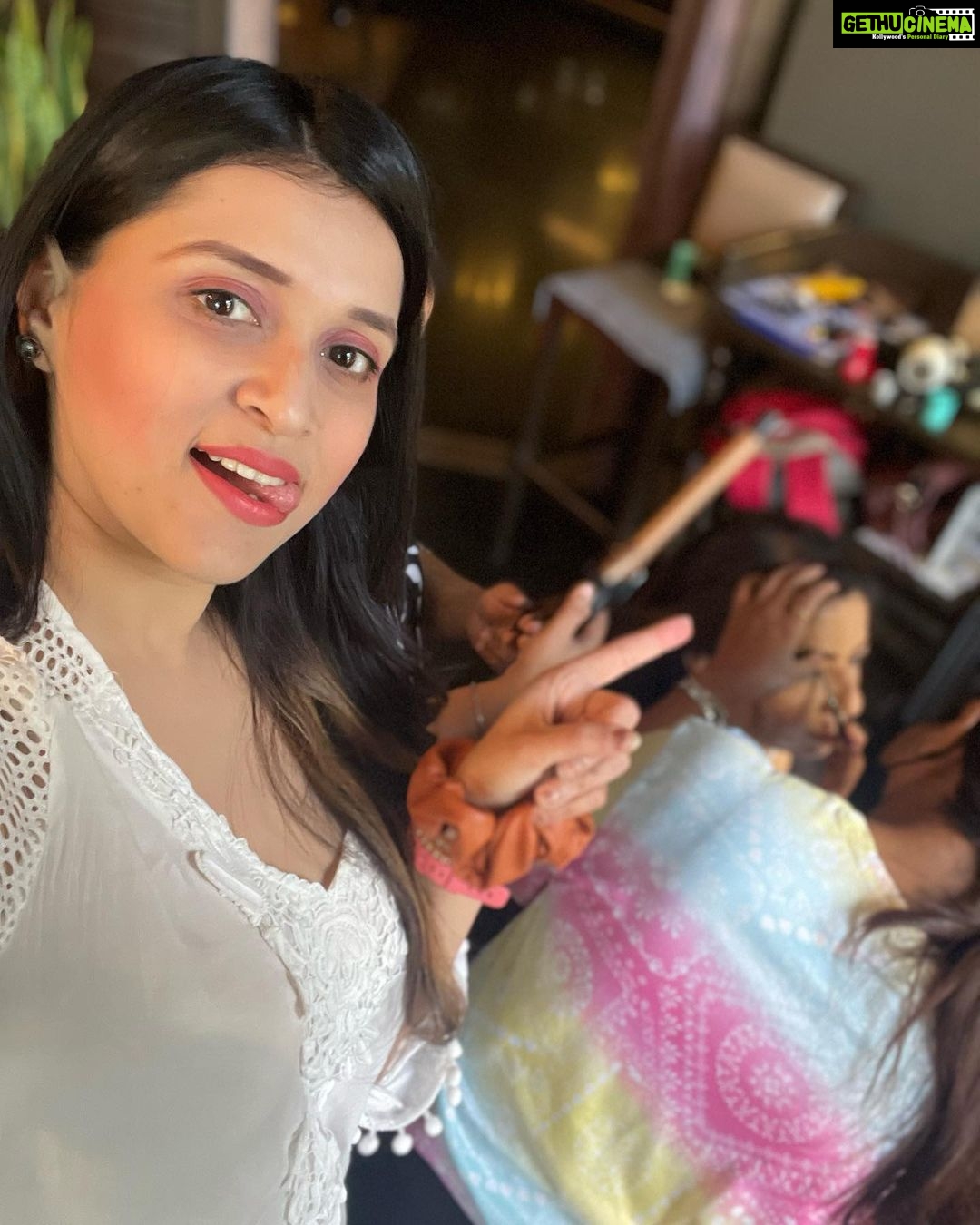 Mannara Instagram - When I play a role of a social media manager for @drmadhuakhourichopra ☺️😋 @perfectwomanmagazineofficial