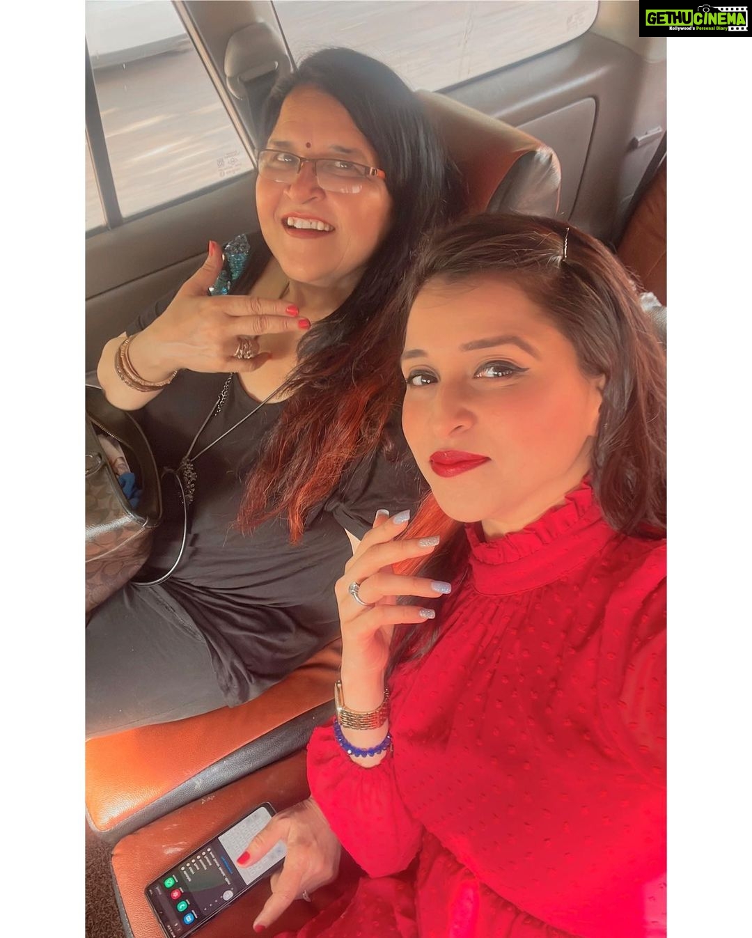 Mannara Instagram - Meeting mommy after 4 months @kaminichoprahanda #conversations #laughter #travelupdate #daywellspent❤️ #indialove #delhilife