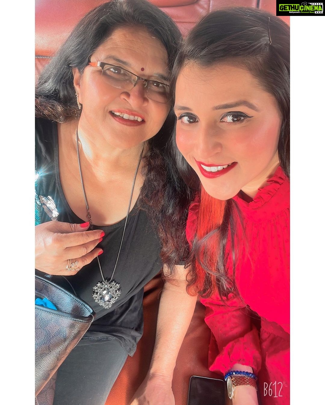Mannara Instagram - Meeting mommy after 4 months @kaminichoprahanda #conversations #laughter #travelupdate #daywellspent❤️ #indialove #delhilife