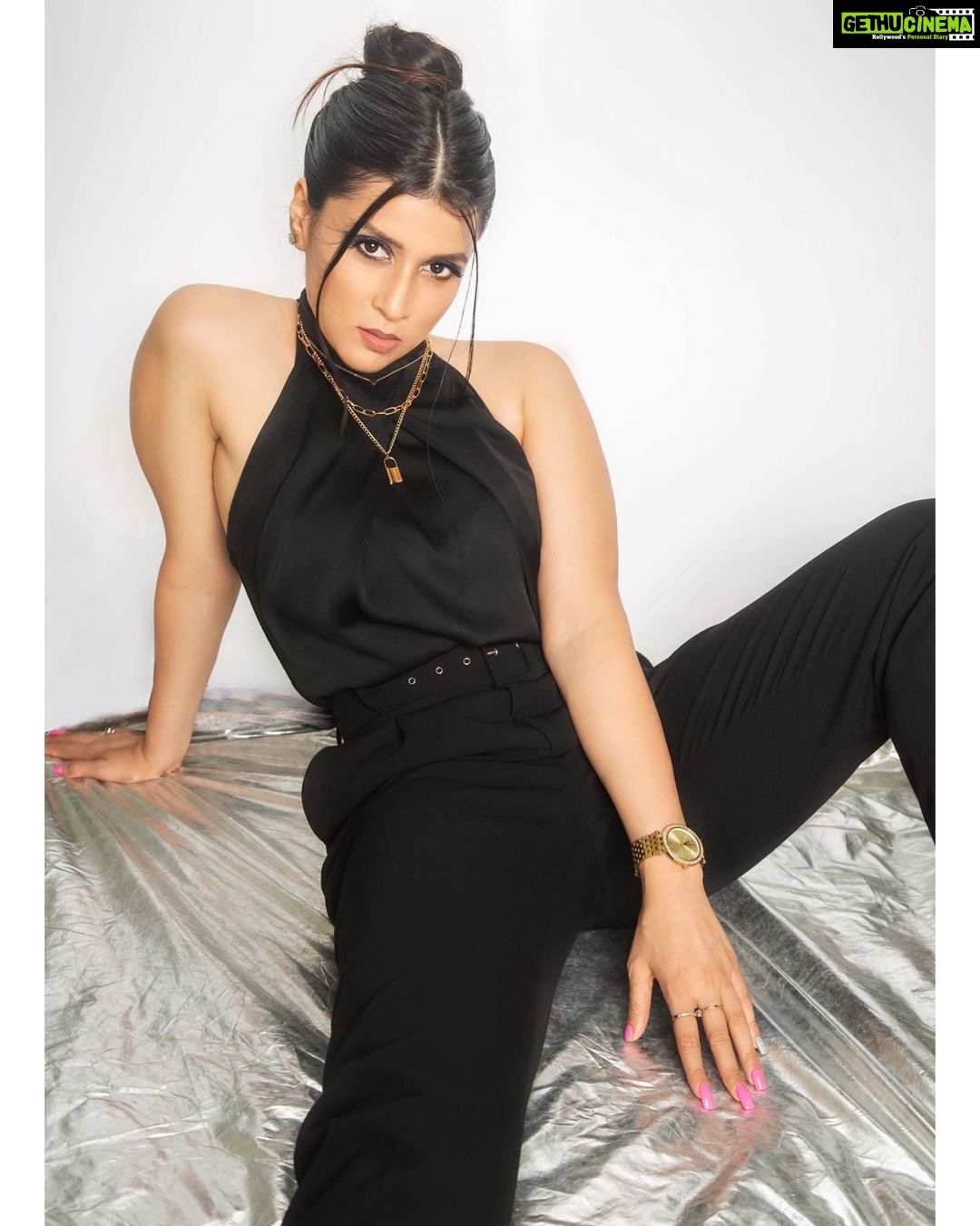 Mannara Instagram - Outfit & Jewellery: @designerdreamcollection 📸 : @chinthuu_klicks MUA : @pixelperfectmakeup_visali Anjali phougat from @designerdreamcollection styled me in her monochrome outfit and jewellery during my usa trip. I am proud of her incredible styling and would like to congratulate anjali for her success in Cannes film festival and her support for diversity & inclusion in usa. I wish her all the best for her recycle fabric project in her upcoming NYFW show and all her future endeavors. If you are looking for great designer and styling do follow her page on facebook and instagram @designerdreamcollection to see her great work. Shop on her website https://www.designer-dc.com https://anjaliphougat.com #ad