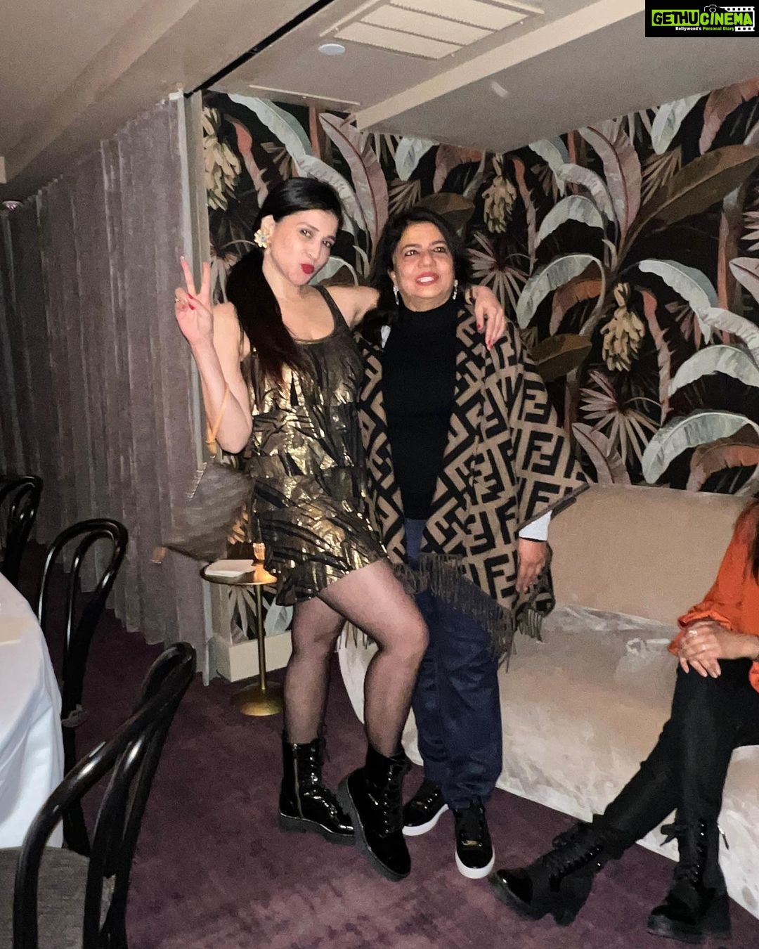 Mannara Instagram - Starting MY NEWYEAR with Mami @madhumalati n mamani @vimlaakhouri at @sonanewyork When family and friends Gettogether !! SONA
