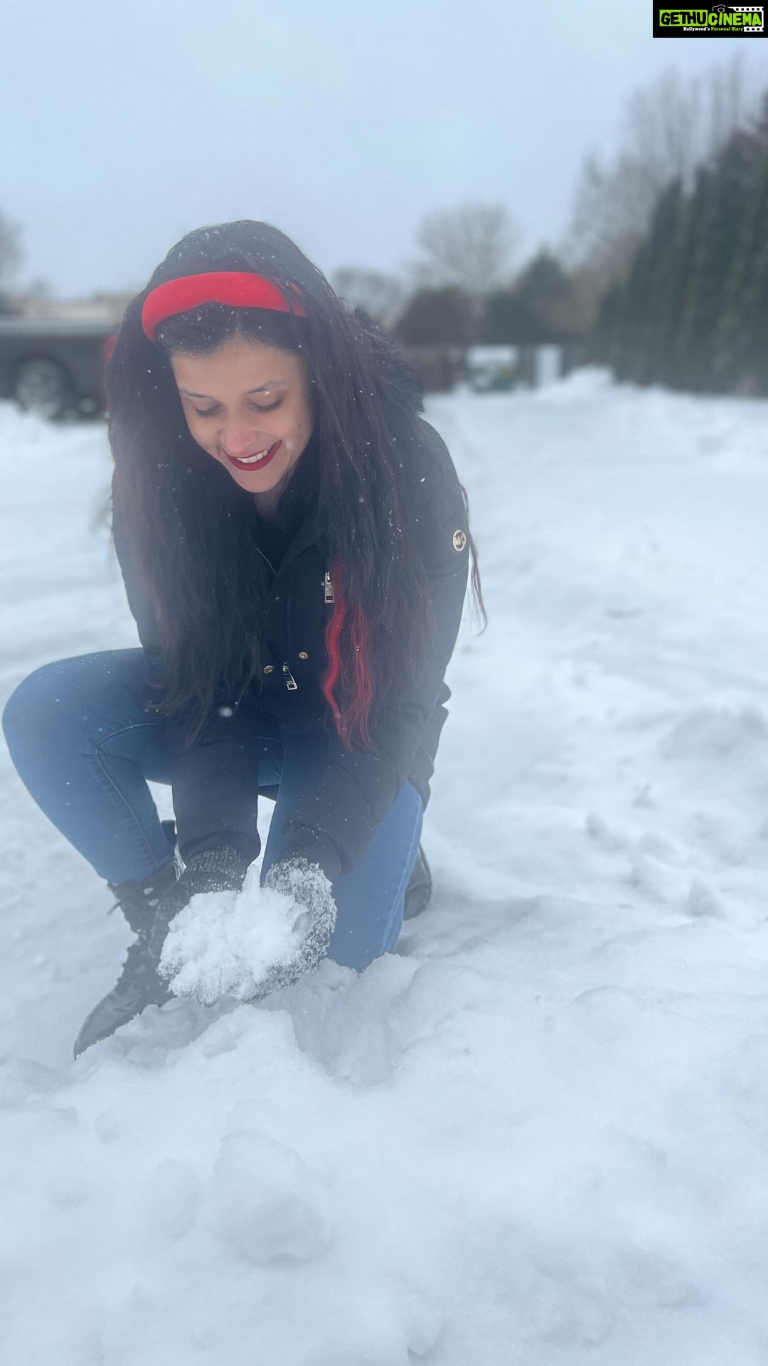 Mannara Instagram - Dear Minnesota ,Il never forget this experience -witnessing my first snowfall ever ❄️❄️ #minneapolis #usa🇺🇸