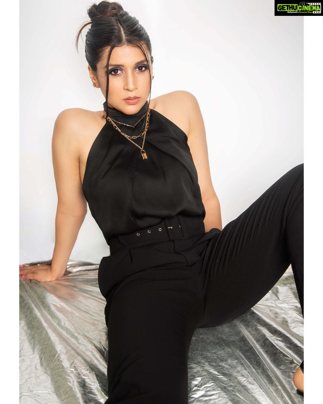 Mannara Instagram - Outfit & Jewellery: @designerdreamcollection 📸 : @chinthuu_klicks MUA : @pixelperfectmakeup_visali Anjali phougat from @designerdreamcollection styled me in her monochrome outfit and jewellery during my usa trip. I am proud of her incredible styling and would like to congratulate anjali for her success in Cannes film festival and her support for diversity & inclusion in usa. I wish her all the best for her recycle fabric project in her upcoming NYFW show and all her future endeavors. If you are looking for great designer and styling do follow her page on facebook and instagram @designerdreamcollection to see her great work. Shop on her website https://www.designer-dc.com https://anjaliphougat.com #ad