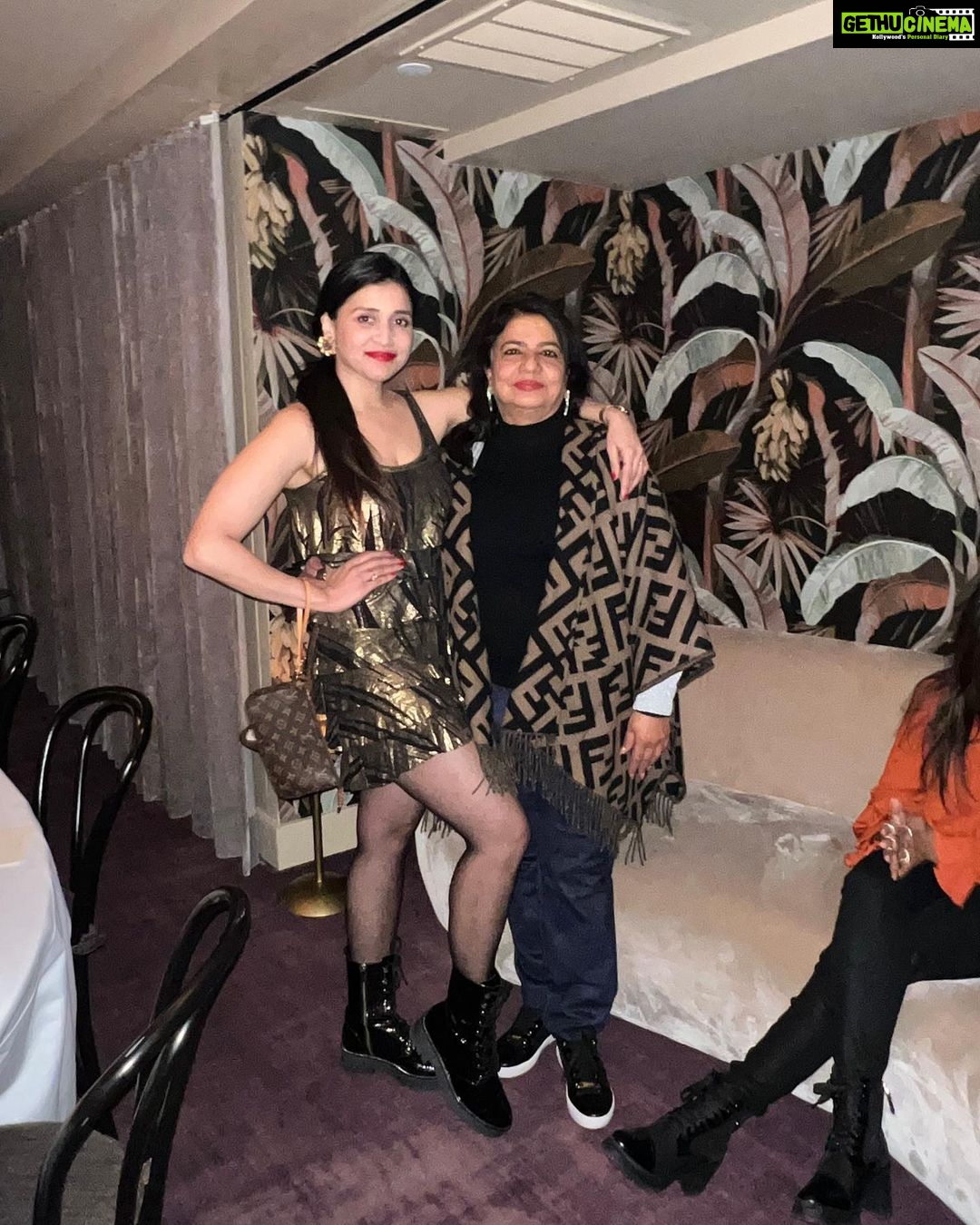 Mannara Instagram - Starting MY NEWYEAR with Mami @madhumalati n mamani @vimlaakhouri at @sonanewyork When family and friends Gettogether !! SONA
