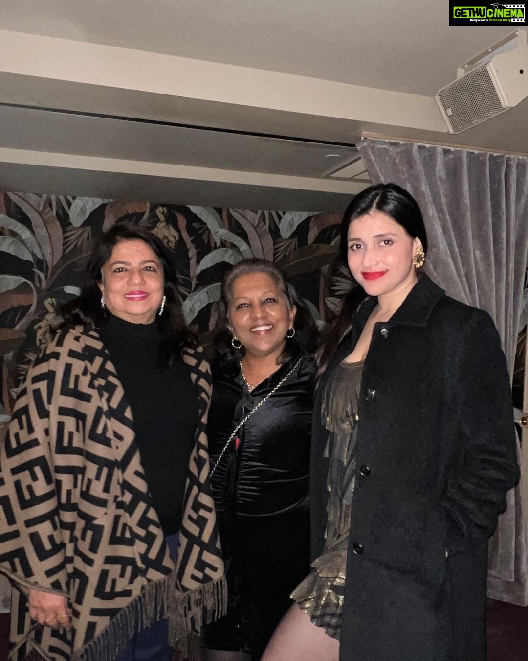 Mannara Instagram - Starting MY NEWYEAR with Mami @madhumalati n mamani @vimlaakhouri at @sonanewyork When family and friends Gettogether !! SONA