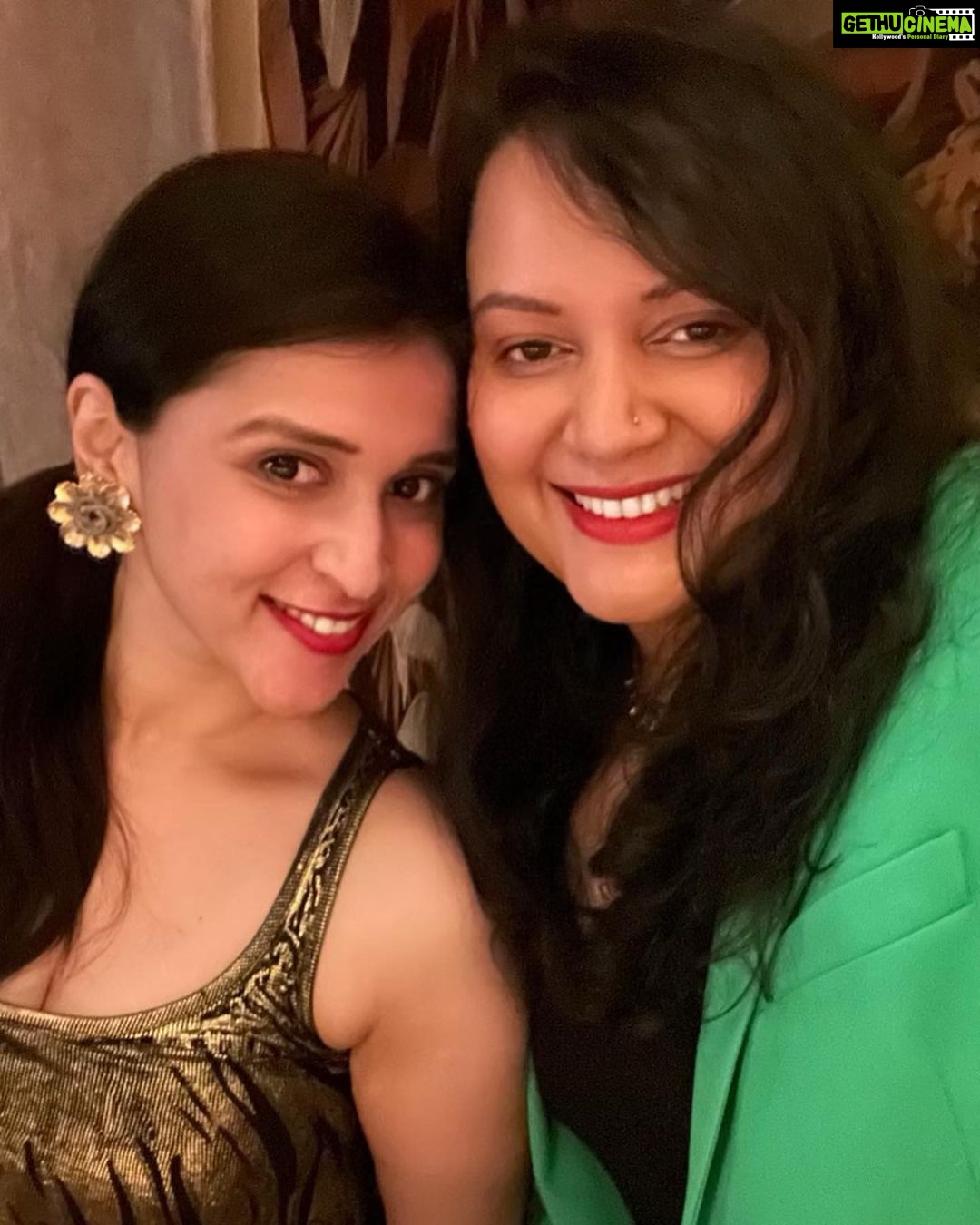 Mannara Instagram - Starting MY NEWYEAR with Mami @madhumalati n mamani @vimlaakhouri at @sonanewyork When family and friends Gettogether !! SONA