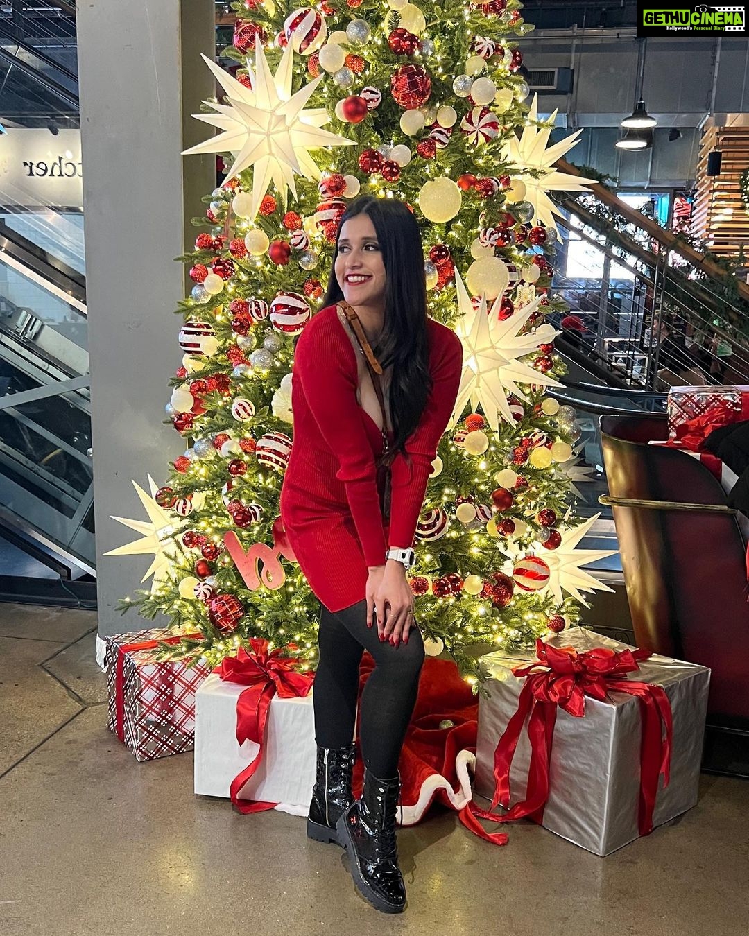 Mannara Instagram - I promise this is the last in this outfit 😋♥️#redaesthetic United States of America