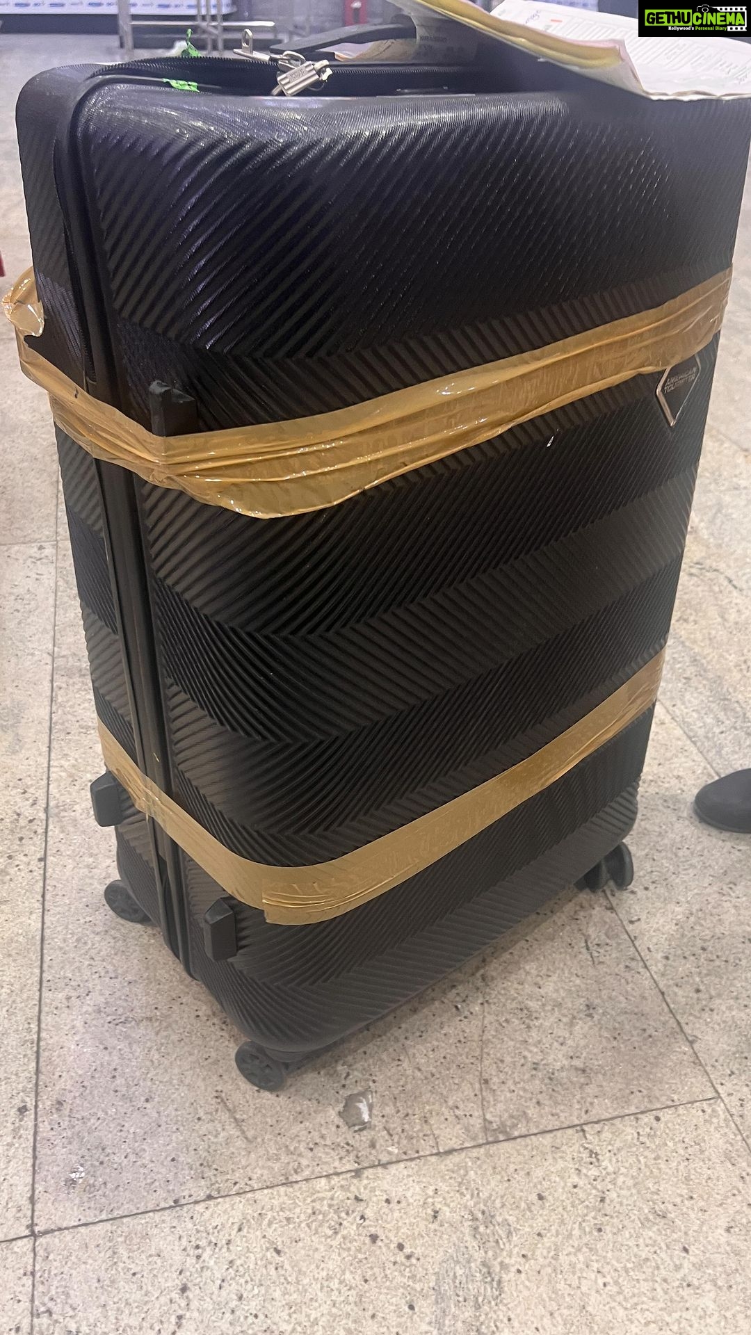Mannara Instagram - @akasaair damaged my bag in today’s flight #QP1118 delhi -mumbai this evening … I don’t understand what was the need for them ,to try opening my bag . This is not expected out of any reputable airline company. #banakasaair #akasaair #akasaairlines