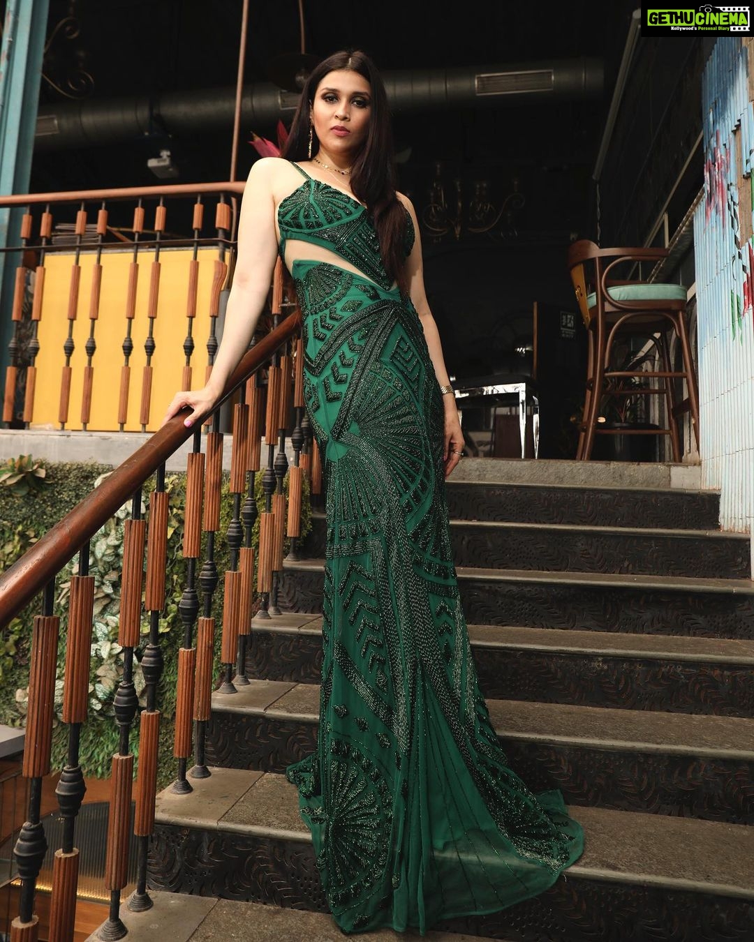 Mannara Instagram - Chic happens!! 🌟 🌟 🌟 Styled by @rimadidthat Gown @majesticbyjapnah Earrings @goldenbyree Photography @anujmalkanphotography Muah @_makeover_by_sana_ @ms_renu__6_ Location @1522inmumbai