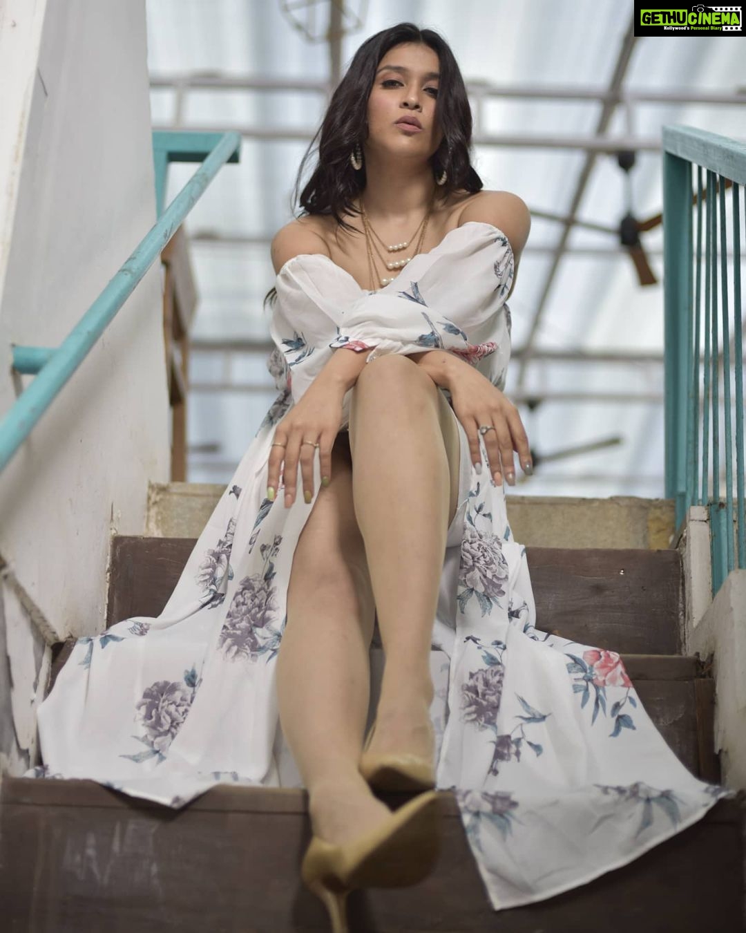 Mannara Instagram - Freedom is being you 💫🧚♂🆓 ⭐️ ⭐️ ⭐️ ⭐️ ⭐️ Photoshoot management @whiteantelope__ Styled by @rimadidthat Outfit : @houseofreeofficial Photographer : @rk_fotografo Edit by: @rk_fotografo Photoshoot Hair: @makeupartistry_nayna Photoshoot MUA: @monteiro.beauty.makeup Location: @lovenlatte Accessories @goldenbyree
