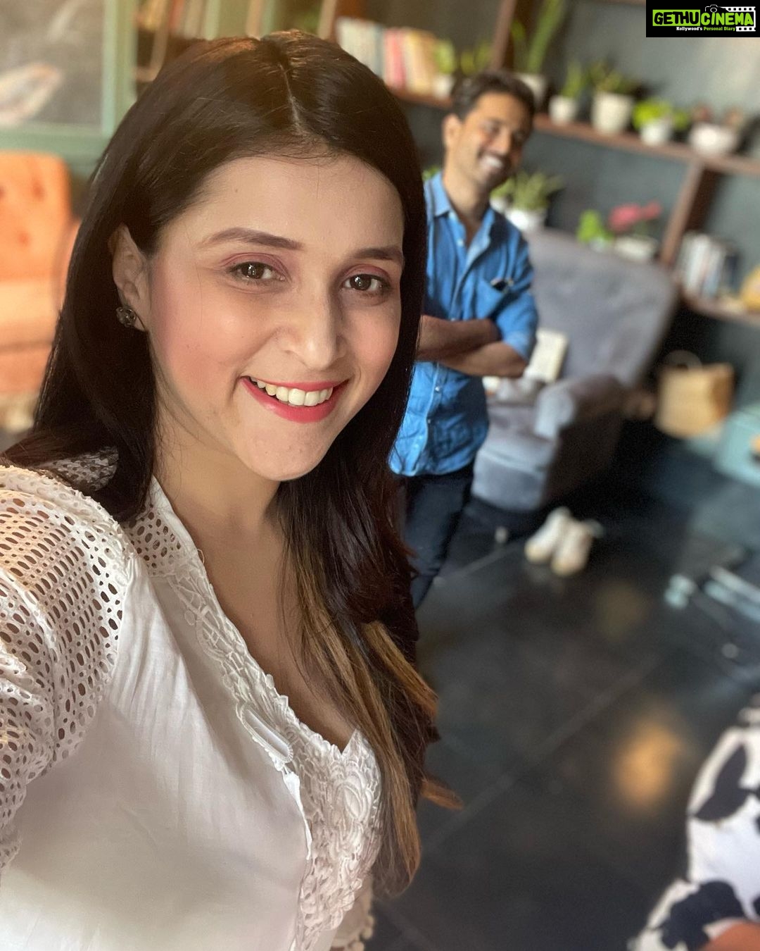 Mannara Instagram - When I play a role of a social media manager for @drmadhuakhourichopra ☺️😋 @perfectwomanmagazineofficial