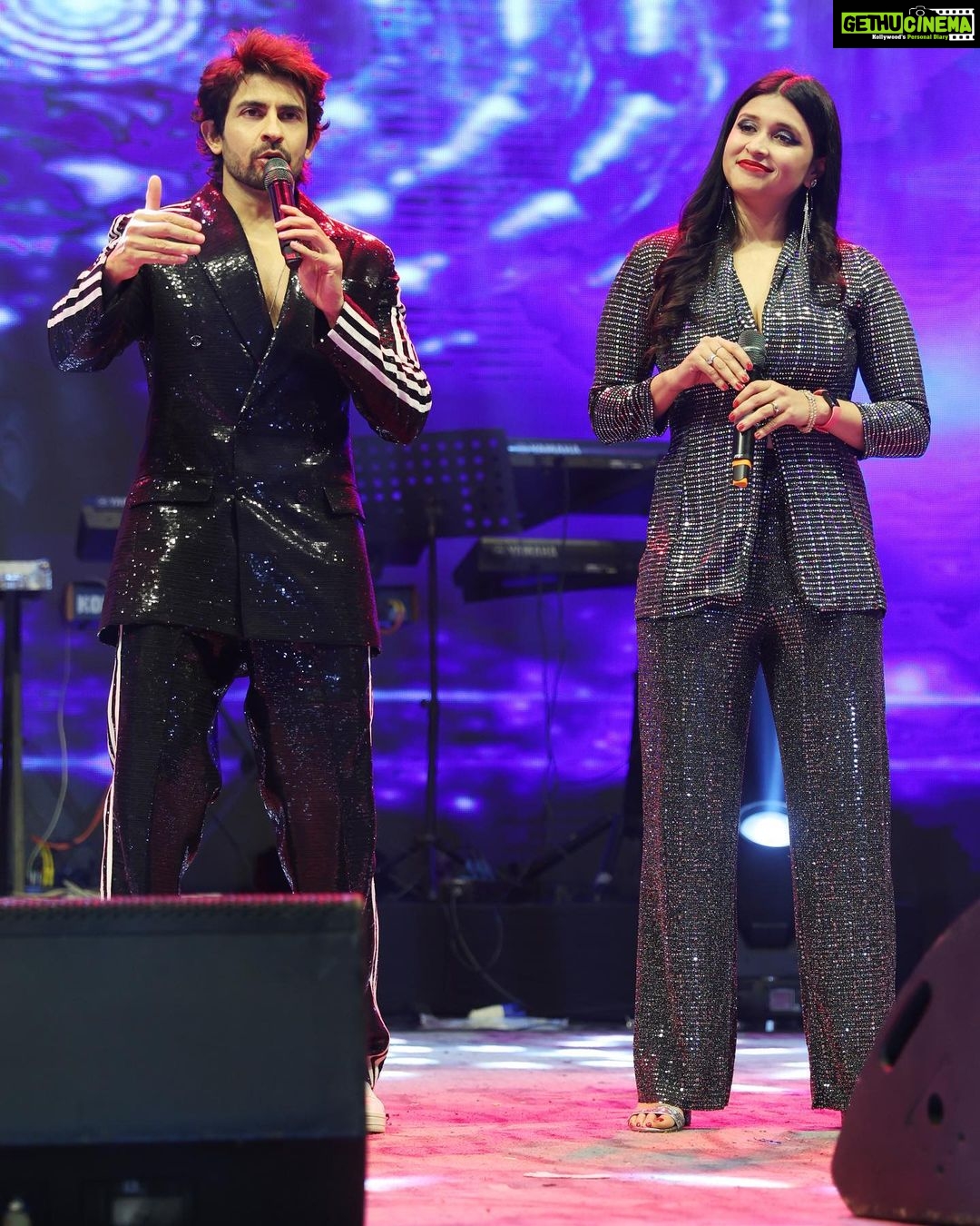Mannara Instagram - Today’s @deccanchronicle_official I enjoyed hosting a show in my hometown #delhi last evening where sir @sonunigamofficial performed LIVE. And I have to say his voice and his aura Is definitely a crowd puller . A house full show ,full of his magical voice n people growing to his Live entertaining and melodious performance. Thankyou @deccanchronicle_official for a beautiful writeup by @dhar.sashi Link in bio ⬆️