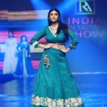 Mannara Instagram - Break the trend and embrace tradition with Khadi! This handwoven fabric, not only has a rich history but also supports sustainable fashion. Walking the ramp for @khadiindia.gov.in wearing @rosyahluwalia at @indiadesignershow Jewels by @bmbjewelsofficial @aajewels_official #ecofriendly #sustainablefashion #indianheritage #khadi #indianclothing #elegance #sustainable Delhi, India