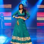 Mannara Instagram - Break the trend and embrace tradition with Khadi! This handwoven fabric, not only has a rich history but also supports sustainable fashion. Walking the ramp for @khadiindia.gov.in wearing @rosyahluwalia at @indiadesignershow Jewels by @bmbjewelsofficial @aajewels_official #ecofriendly #sustainablefashion #indianheritage #khadi #indianclothing #elegance #sustainable Delhi, India