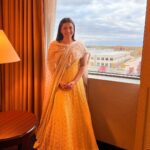 Mannara Instagram - Window with a view 🌼A beautiful day 🌼 Trying to capture the beautiful nature!!🧡 Chicago USA