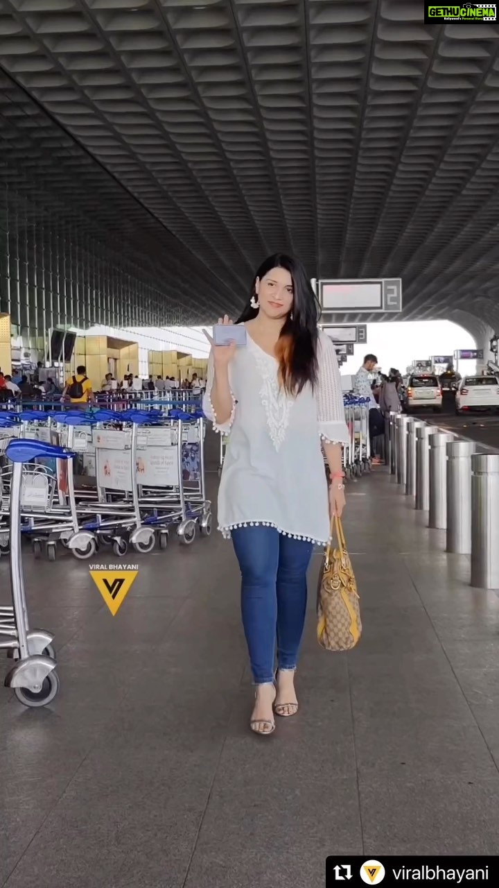 Mannara Instagram - #Repost @viralbhayani with ・・・ @memannara looks pretty in white, travelling to Hyderabad to shoot her next . #MannaraChopra.