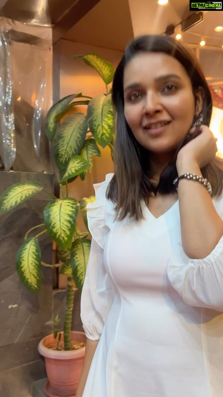 Mansi Srivastava Instagram - Couldnโt help but visit this yummay restaurant @kalindamumbai in Malad with my folks once again and always gaga about its food ๐ฅ ๐ Coz heart goes Laalaaa after having it โค๏ธ๐ Outfit details : ๐: @athenalifestyle.in Styling: @styling.your.soul Brand pr: @socialpinnaclepr