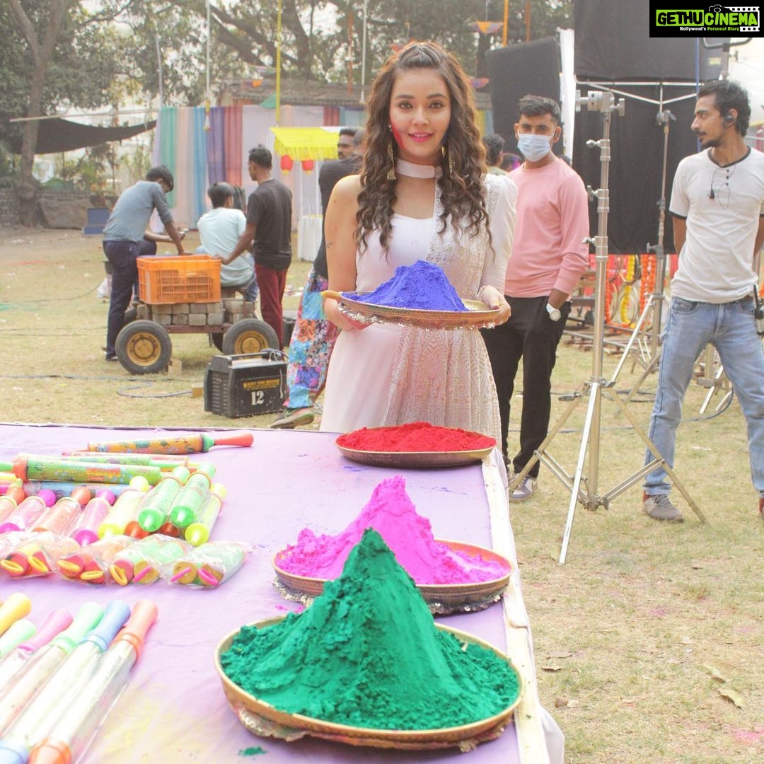 Mansi Srivastava Instagram - Holi kal hai !!! Ok !! Bas confusion cleared now 😅😂 Dont miss the interesting holi episodes of #saavikisavaari only on @colorstv 6.30pm everyyyyyydayyyyyyyyyyyyyy!!!!! Pics by @photofutonia Styled by @shitalpatelsp