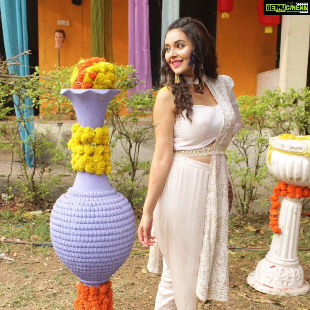 Mansi Srivastava Instagram - Holi kal hai !!! Ok !! Bas confusion cleared now 😅😂 Dont miss the interesting holi episodes of #saavikisavaari only on @colorstv 6.30pm everyyyyyydayyyyyyyyyyyyyy!!!!! Pics by @photofutonia Styled by @shitalpatelsp