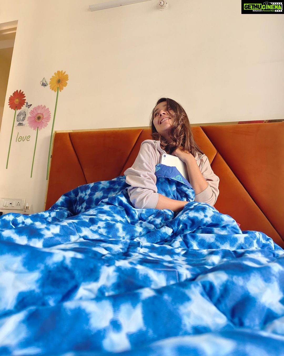 Mansi Srivastava Instagram - My four moods in bed 🛌 on a cozy weather day . As it is officially snuggle weather! Time to crawl under your big comfortable blanket, watch your favourite movie and drink a delicious hot drink. And the best way to bring to truly experience this and bring the comfort home is by getting these warm blankets from Boutique Living. @boutiquelivingindia #ComfortMeetsHome #BoutiqueLiving