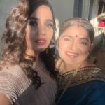 Mansi Srivastava Instagram - प्यार भरी back on set selfies 🤓