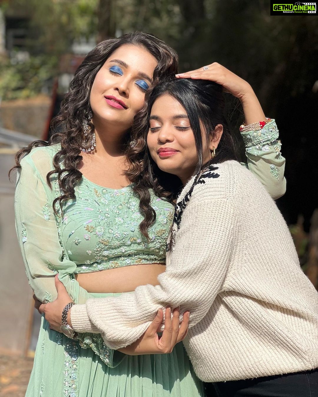 Mansi Srivastava Instagram - Nityam - saavi ka romance nahi dikh raha but here are some Cozy and romantic pics of US 🐣🫠♥️😂 📸 @samridhii_shukla_ 😘 Keep Watching “Saavi Ki Savaari” every Mon-Sat at 6:30pm only on @colorstv 🥰