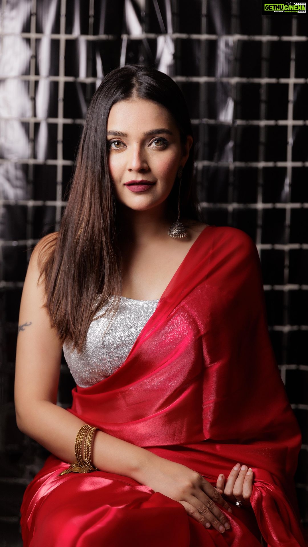 Mansi Srivastava Instagram - Are u thinking what to wear for ur Karwachauth ?? #grwm FOR This #karwachauth - the festival of Love ❤️ With this lovely Saree from @swtantraofficial 🎊 Use code “SwtantraXMansi” https://swtantra.com/discount/SwtantraXMansi” for 10% off on all orders with this code. #happykarwachauth