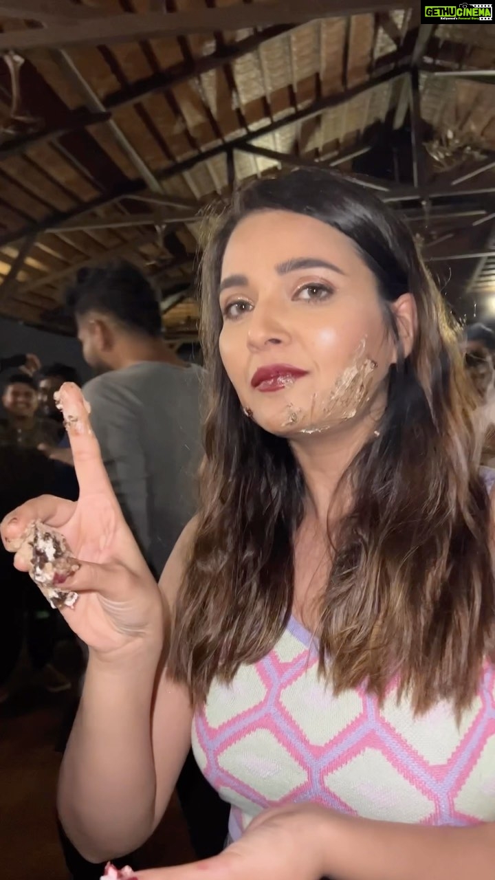 Mansi Srivastava Instagram - 21st september , BIRTHDAY 2022 on the set of #saavikisavaari was all about eating CAKE and making everyone eat the CAKE 🎂 Thanku each one of u for the lovely time on set 💖💖 Special Thanks to the YUMMY cake givers @indirakrishna101 @samridhii_shukla_ @farman_haider_official @mangeshk30 @shitalpatelsp @dashami_official 💖🥰