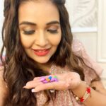 Mansi Srivastava Instagram - Itti si hansi when u see #Gems 😅 in an all night shoot 😀 🤪🤩