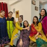 Mansi Srivastava Instagram - Festive Vibes with my lovely Neighbors 💖💖💖 Thankuuu for pretty pretty mehendi @aishwaryas_mehendi For my #karwachauth 😇😇 Outfit by @heirloompret 👗👗